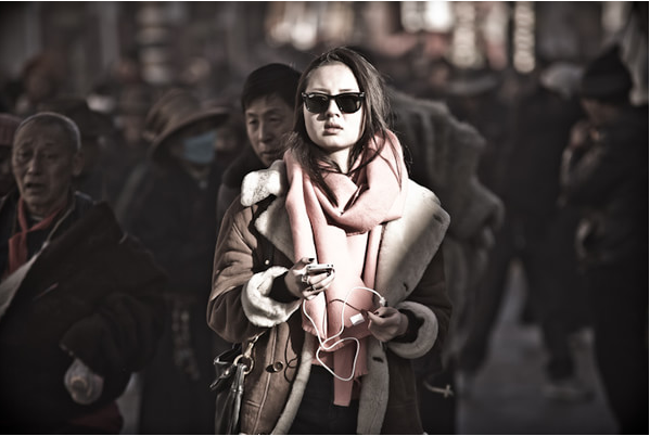 在大昭寺广场晒太阳-大冰