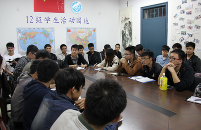 大学竞选班长发言稿